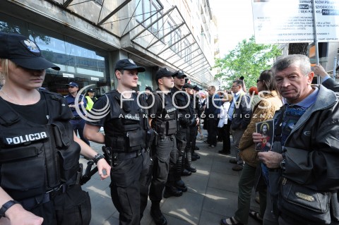  27.06.2014 WARSZAWA<br />PROTEST PRZECIWKO GOLGOTA PICNIC PRZED TEATREM ROZMAITOSCI<br />N/Z PROTESTUJACY POLICJA<br /> 