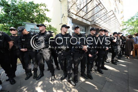  27.06.2014 WARSZAWA<br />PROTEST PRZECIWKO GOLGOTA PICNIC PRZED TEATREM ROZMAITOSCI<br />N/Z PROTESTUJACY POLICJA<br /> 