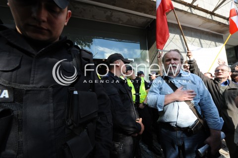  27.06.2014 WARSZAWA<br />PROTEST PRZECIWKO GOLGOTA PICNIC PRZED TEATREM ROZMAITOSCI<br />N/Z PROTESTUJACY<br /> 