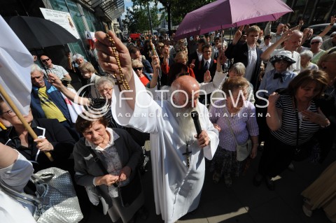  27.06.2014 WARSZAWA<br />PROTEST PRZECIWKO GOLGOTA PICNIC PRZED TEATREM ROZMAITOSCI<br />N/Z PROTESTUJACY KAPLAN KSIADZ DUCHOWNY<br /> 