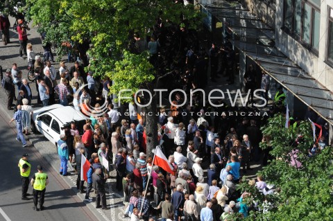  27.06.2014 WARSZAWA<br />PROTEST PRZECIWKO GOLGOTA PICNIC PRZED TEATREM ROZMAITOSCI<br />N/Z PROTESTUJACY<br /> 