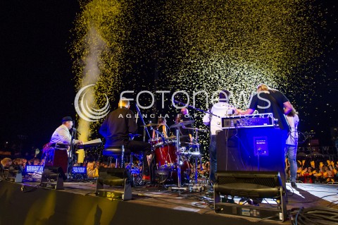  27.06.2014 RZESZOW <br />EUROPEJSKI STADION KULTURY NA STADIONIE MIEJSKIM W RZESZOWIE<br />W TYM ROKU KONCERT JEST WYRAZEM POPARCIA DLA UKRAINY<br />N/Z KONFETTI W BARWACH UKRAINY SCENA<br /> 