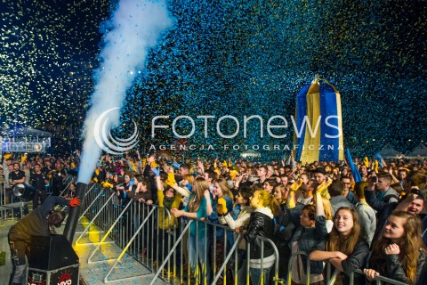  27.06.2014 RZESZOW <br />EUROPEJSKI STADION KULTURY NA STADIONIE MIEJSKIM W RZESZOWIE<br />W TYM ROKU KONCERT JEST WYRAZEM POPARCIA DLA UKRAINY<br />N/Z WIDZOWIE FANI SLUCHACZE KONFETTI W BARWACH UKRAINY<br /> 