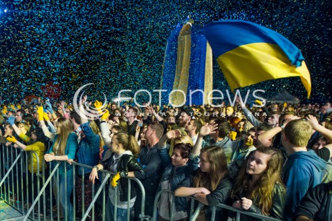  27.06.2014 RZESZOW <br />EUROPEJSKI STADION KULTURY NA STADIONIE MIEJSKIM W RZESZOWIE<br />W TYM ROKU KONCERT JEST WYRAZEM POPARCIA DLA UKRAINY<br />N/Z WIDZOWIE FANI SLUCHACZE KONFETTI W BARWACH UKRAINY FLAGA UKRAINSKA<br /> 