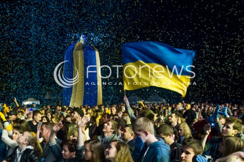  27.06.2014 RZESZOW <br />EUROPEJSKI STADION KULTURY NA STADIONIE MIEJSKIM W RZESZOWIE<br />W TYM ROKU KONCERT JEST WYRAZEM POPARCIA DLA UKRAINY<br />N/Z WIDZOWIE FANI SLUCHACZE KONFETTI W BARWACH UKRAINY FLAGA UKRAINSKA<br /> 