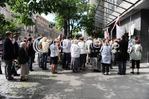  27.06.2014 WARSZAWA<br />PROTEST PRZECIWKO GOLGOTA PICNIC PRZED TEATREM ROZMAITOSCI<br />N/Z PROTESTUJACY<br /> 
