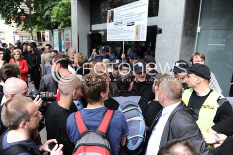  27.06.2014 WARSZAWA<br />PROTEST PRZECIWKO GOLGOTA PICNIC PRZED TEATREM ROZMAITOSCI<br />N/Z PROTESTUJACY POLICJA<br /> 