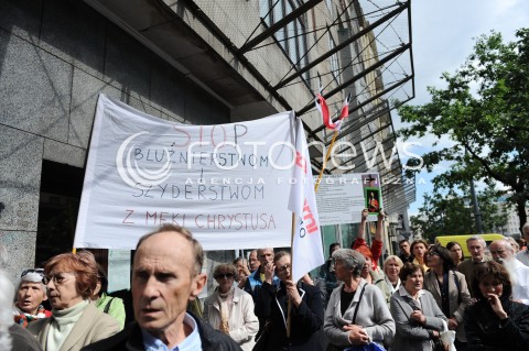  27.06.2014 WARSZAWA<br />PROTEST PRZECIWKO GOLGOTA PICNIC PRZED TEATREM ROZMAITOSCI<br />N/Z PROTESTUJACY<br /> 