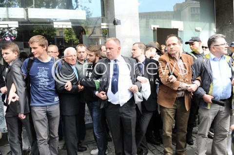  27.06.2014 WARSZAWA<br />PROTEST PRZECIWKO GOLGOTA PICNIC PRZED TEATREM ROZMAITOSCI<br />N/Z PROTESTUJACY<br /> 