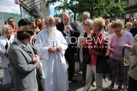  27.06.2014 WARSZAWA<br />PROTEST PRZECIWKO GOLGOTA PICNIC PRZED TEATREM ROZMAITOSCI<br />N/Z PROTESTUJACY<br /> 