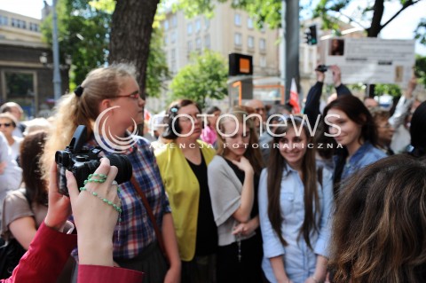  27.06.2014 WARSZAWA<br />PROTEST PRZECIWKO GOLGOTA PICNIC PRZED TEATREM ROZMAITOSCI<br />N/Z PROTESTUJACY<br /> 