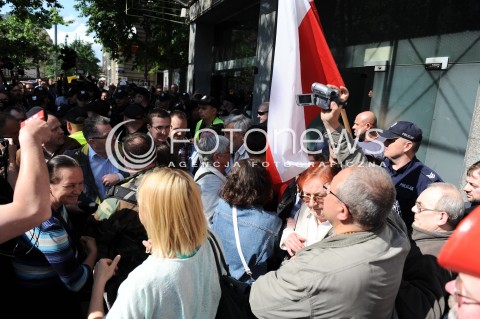  27.06.2014 WARSZAWA<br />PROTEST PRZECIWKO GOLGOTA PICNIC PRZED TEATREM ROZMAITOSCI<br />N/Z PROTESTUJACY<br /> 