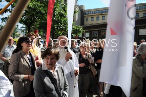  27.06.2014 WARSZAWA<br />PROTEST PRZECIWKO GOLGOTA PICNIC PRZED TEATREM ROZMAITOSCI<br />N/Z PROTESTUJACY<br /> 