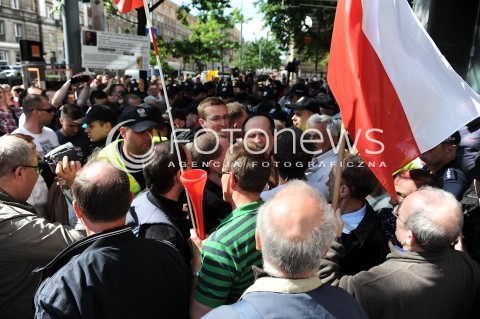  27.06.2014 WARSZAWA<br />PROTEST PRZECIWKO GOLGOTA PICNIC PRZED TEATREM ROZMAITOSCI<br />N/Z PROTESTUJACY<br /> 