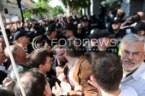  27.06.2014 WARSZAWA<br />PROTEST PRZECIWKO GOLGOTA PICNIC PRZED TEATREM ROZMAITOSCI<br />N/Z PROTESTUJACY<br /> 