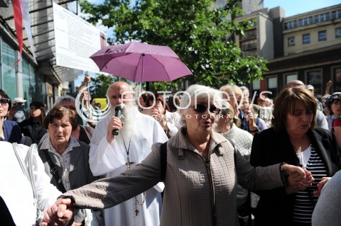  27.06.2014 WARSZAWA<br />PROTEST PRZECIWKO GOLGOTA PICNIC PRZED TEATREM ROZMAITOSCI<br />N/Z PROTESTUJACY KSIADZ DUCHOWNY KAPLAN<br /> 