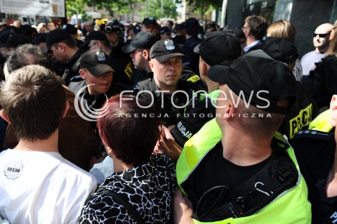  27.06.2014 WARSZAWA<br />PROTEST PRZECIWKO GOLGOTA PICNIC PRZED TEATREM ROZMAITOSCI<br />N/Z PROTESTUJACY POLICJA<br /> 
