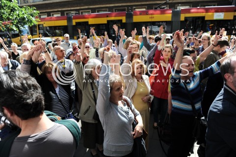 27.06.2014 WARSZAWA<br />PROTEST PRZECIWKO GOLGOTA PICNIC PRZED TEATREM ROZMAITOSCI<br />N/Z PROTESTUJACY<br /> 