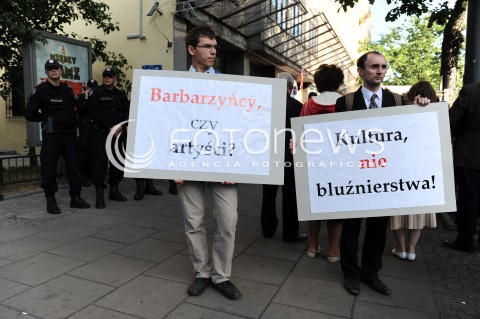  27.06.2014 WARSZAWA<br />PROTEST PRZECIWKO GOLGOTA PICNIC PRZED TEATREM ROZMAITOSCI<br />N/Z PROTESTUJACY<br /> 