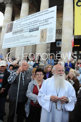  27.06.2014 WARSZAWA<br />PROTEST PRZECIWKO GOLGOTA PICNIC NA PLACU DEFILAD<br />N/Z PROTESTUJACY<br /> 