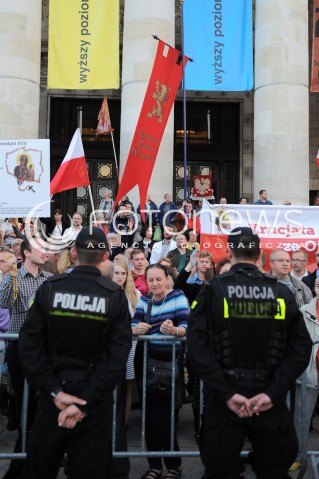  27.06.2014 WARSZAWA<br />PROTEST PRZECIWKO GOLGOTA PICNIC NA PLACU DEFILAD<br />N/Z PROTESTUJACY POLICJA<br /> 