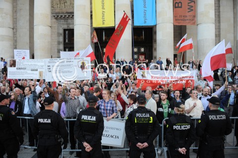  27.06.2014 WARSZAWA<br />PROTEST PRZECIWKO GOLGOTA PICNIC NA PLACU DEFILAD<br />N/Z PROTESTUJACY POLICJA<br /> 