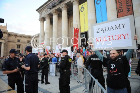  27.06.2014 WARSZAWA<br />PROTEST PRZECIWKO GOLGOTA PICNIC NA PLACU DEFILAD<br />N/Z PROTESTUJACY POLICJA<br /> 