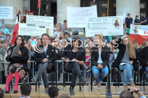  27.06.2014 WARSZAWA<br />PROTEST PRZECIWKO GOLGOTA PICNIC NA PLACU DEFILAD<br />N/Z AKTORZY<br /> 
