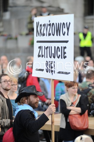  27.06.2014 WARSZAWA<br />PROTEST PRZECIWKO GOLGOTA PICNIC NA PLACU DEFILAD<br />N/Z PROTESTUJACY<br /> 