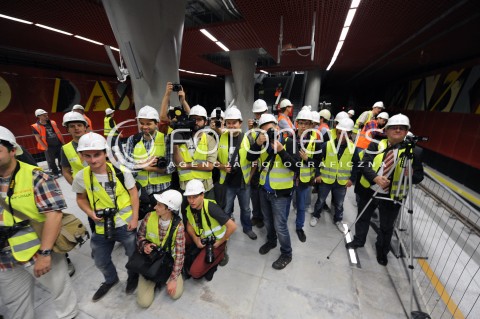  28.06.2014 WARSZAWA<br />PIERWSZY PRZEJAZD DRUGA LINIA METRA<br />N/Z DZIENNIKARZE NA STACJI METRA RONDO DASZYNSKIEGO<br /> 