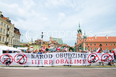  28.06.2014 WARSZAWA ANTYRZADOWA MANIFESTACJA SRODOWISK NARODOWYCH N/Z CZOLO MARSZU TRANSPARENT  