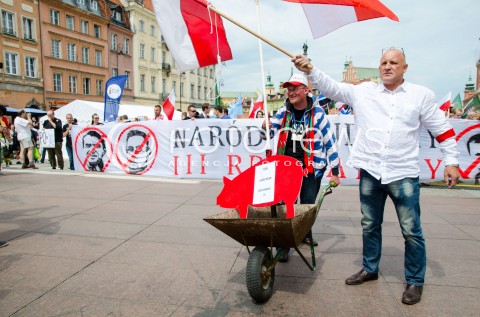  28.06.2014 WARSZAWA ANTYRZADOWA MANIFESTACJA SRODOWISK NARODOWYCH N/Z TACZKA TRANSPARENT  