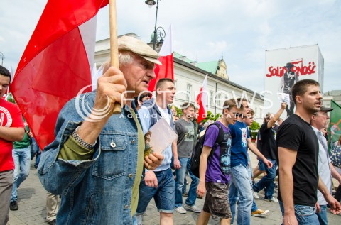  28.06.2014 WARSZAWA ANTYRZADOWA MANIFESTACJA SRODOWISK NARODOWYCH N/Z UCZESTNICY TLUM  MARSZ  