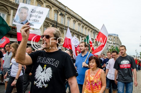  28.06.2014 WARSZAWA ANTYRZADOWA MANIFESTACJA SRODOWISK NARODOWYCH N/Z UCZESTNICY TLUM  MARSZ  