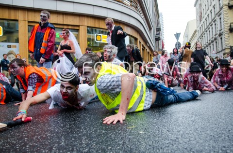 28.06.2014 WARSZAWA ZOMBIE WALK PO RAZ DZIESIATY W WARSZAWIE N/Z ZOMBIE UCZESTNICY  