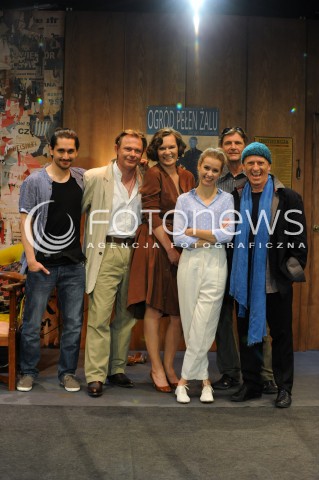  02.07.2014 WARSZAWA<br />PROBA MEDIALNA SPEKTAKLU UWAGA PUBLICZNOSC W OCH TEATR<br />N/Z SZYMON KUSMIDER ANDRZEJ PIECZYNSKI OTAR SARALIDZE MARIA SEWERYN MARTA KURZAK EDWARD WOJTASZEK<br /> 