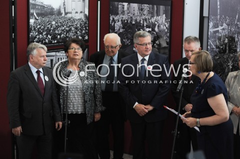  04.07.2014 WARSZAWA<br />UROCZYSTOSCI 25 - LECIA ODRODZONEGO SENATU<br />OTWARCIE WYSTAWY POLSKIE PRZEMIANY W OBIEKTYWIE ERAZMA CIOLKA W SENACIE<br />N/Z MARSZALEK SENATU BOGDAN BORUSEWICZ PREZYDENT RP BRONISLAW KOMOROWSKI<br /> 