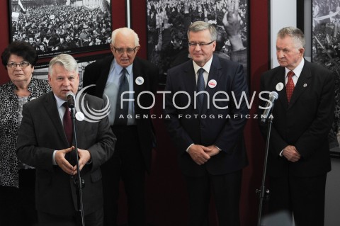  04.07.2014 WARSZAWA<br />UROCZYSTOSCI 25 - LECIA ODRODZONEGO SENATU<br />OTWARCIE WYSTAWY POLSKIE PRZEMIANY W OBIEKTYWIE ERAZMA CIOLKA W SENACIE<br />N/Z MARSZALEK SENATU BOGDAN BORUSEWICZ PREZYDENT RP BRONISLAW KOMOROWSKI<br /> 