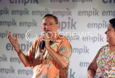  16.07.2014 WARSZAWA<br />SPOTKANIE Z WOJCIECHEM CEJROWSKIM W EMPIKU<br />N/Z WOJCIECH CEJROWSKI DOROTA WELLMAN<br /> 