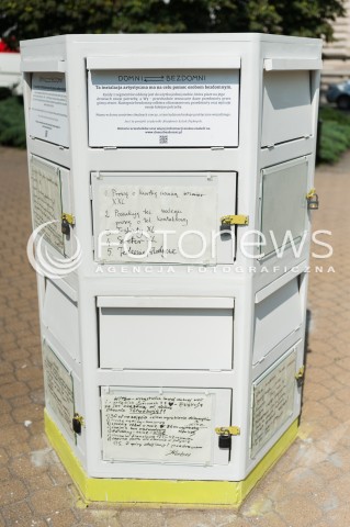  16.07.2014 WARSZAWA<br />AKCJA DOMNI BEZDOMNI<br />NA PLACU DABROWSKIEGO POJAWILA SIE SKRZYNKA GDZIE LUDZIE MOGA PODAROWAC PRODUKTY DLA LUDZI BEZDOMNYCH<br />N/Z SKRZYNKA NA DARY DLA LUDZI BEZDOMNYCH<br /> 