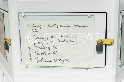  16.07.2014 WARSZAWA<br />AKCJA DOMNI BEZDOMNI<br />NA PLACU DABROWSKIEGO POJAWILA SIE SKRZYNKA GDZIE LUDZIE MOGA PODAROWAC PRODUKTY DLA LUDZI BEZDOMNYCH<br />N/Z SKRZYNKA NA DARY DLA LUDZI BEZDOMNYCH<br /> 