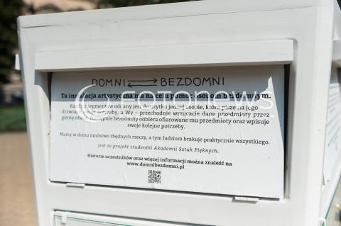  16.07.2014 WARSZAWA<br />AKCJA DOMNI BEZDOMNI<br />NA PLACU DABROWSKIEGO POJAWILA SIE SKRZYNKA GDZIE LUDZIE MOGA PODAROWAC PRODUKTY DLA LUDZI BEZDOMNYCH<br />N/Z SKRZYNKA NA DARY DLA LUDZI BEZDOMNYCH<br /> 