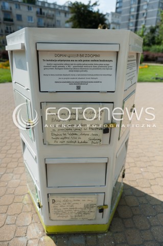 16.07.2014 WARSZAWA<br />AKCJA DOMNI BEZDOMNI<br />NA PLACU DABROWSKIEGO POJAWILA SIE SKRZYNKA GDZIE LUDZIE MOGA PODAROWAC PRODUKTY DLA LUDZI BEZDOMNYCH<br />N/Z SKRZYNKA NA DARY DLA LUDZI BEZDOMNYCH<br /> 