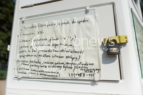  16.07.2014 WARSZAWA<br />AKCJA DOMNI BEZDOMNI<br />NA PLACU DABROWSKIEGO POJAWILA SIE SKRZYNKA GDZIE LUDZIE MOGA PODAROWAC PRODUKTY DLA LUDZI BEZDOMNYCH<br />N/Z SKRZYNKA NA DARY DLA LUDZI BEZDOMNYCH<br /> 