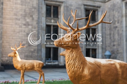  16.07.2014 WARSZAWA<br />INSTALACJA AUDIO WIZUALNA ZLOTE JELENIE PRZED TEATREM DRAMATYCZNYM<br />N/Z JELENIE<br /> 