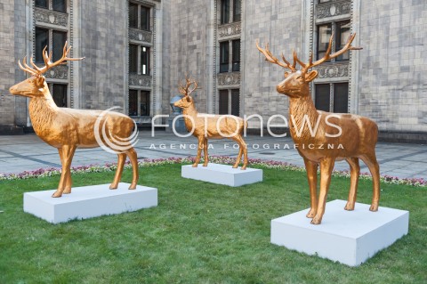 Złote Jelenie przed Teatrem Dramatycznym w Warszawie