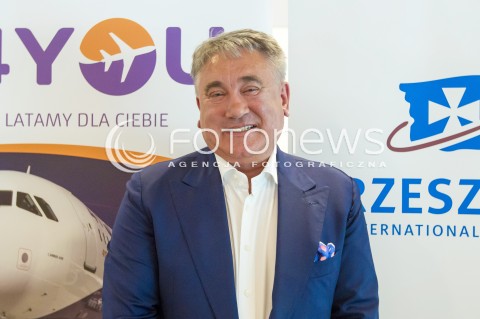  17.07.2014 LOTNISKO JASIONKA <br />KONFERENCJA PRASOWA LINII LOTNICZYCH 4YOU AIRLINES W SPRAWIE URUCHOMIENIA NOWYCH POLACZEN  Z PORTU LOTNICZEGO RZESZOW JASIONKA<br />N/Z SYLWESTER STRZYLAK - PREZES 4YOU AIRLINES<br /> 