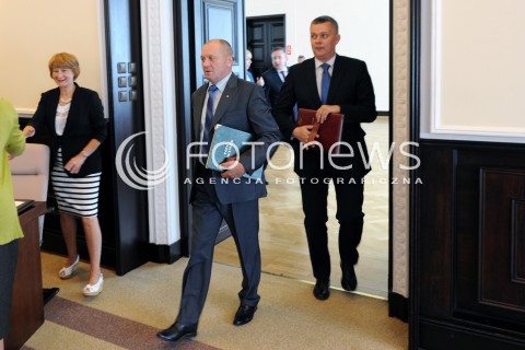  22.07.2014 WARSZAWA <br />POSIEDZENIE RADY MINISTROW<br />N/Z MINISTER ROLNICTWA I ROZWOJU WSI MAREK SAWICKI MINISTER OBRONY NARODOWEJ TOMASZ SIEMONIAK<br /> 