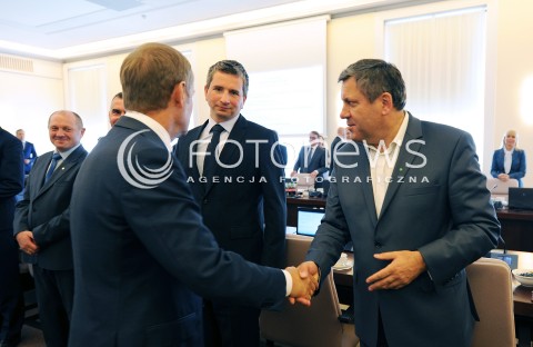  22.07.2014 WARSZAWA <br />POSIEDZENIE RADY MINISTROW<br />N/Z PREMIER PREZES RADY MINISTROW DONALD TUSK MINISTER ROLNICTWA I ROZWOJU WSI MAREK SAWICKI WICEPREMIER MINISTER GOSPODARKI JANUSZ PIECHOCINSKI MINISTER FINANSOW MATEUSZ SZCZUREK<br /> 