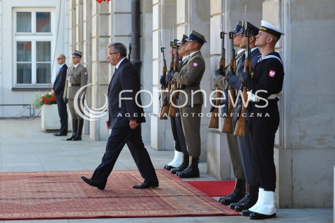  22.07.2014 WARSZAWA<br />SPOTKANIE PREZYDENTOW GRUPY WYSZEHRADZKIEJ<br />N/Z PREZYDENT RP BRONISLAW KOMOROWSKI WOJSKO<br /> 